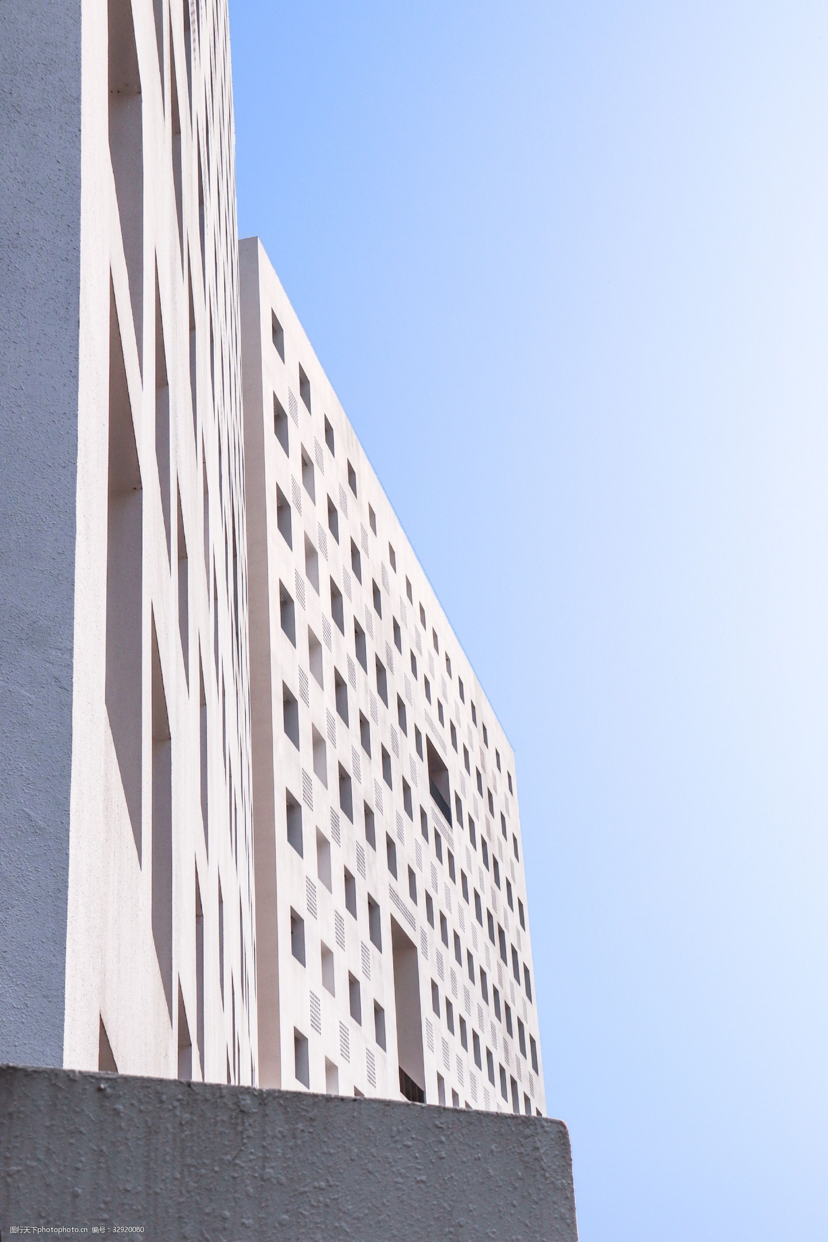 深大白色建筑教学楼蓝天图片-